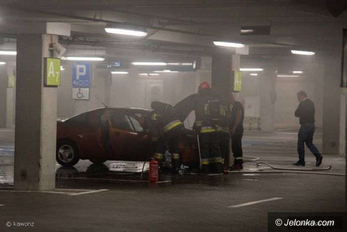 Jelenia Góra: Pożar auta na parkingu podziemnym w Galerii Sudeckiej