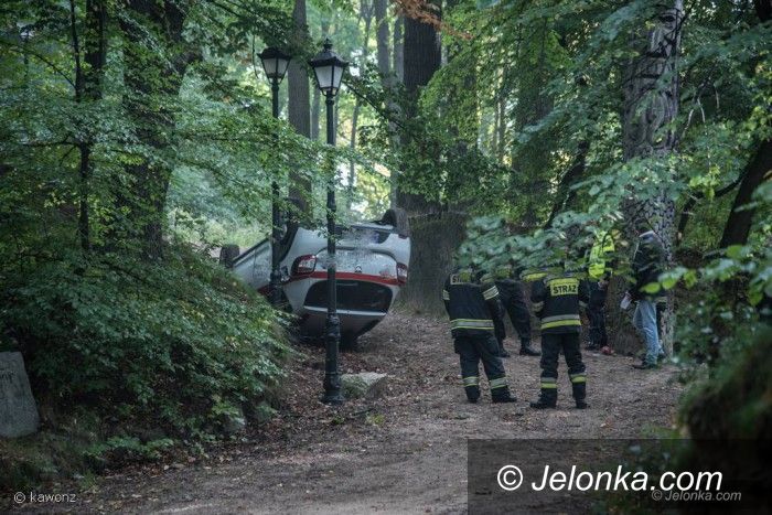 Jelenia Góra: Przy "Grzybku" dachował samochód ochrony