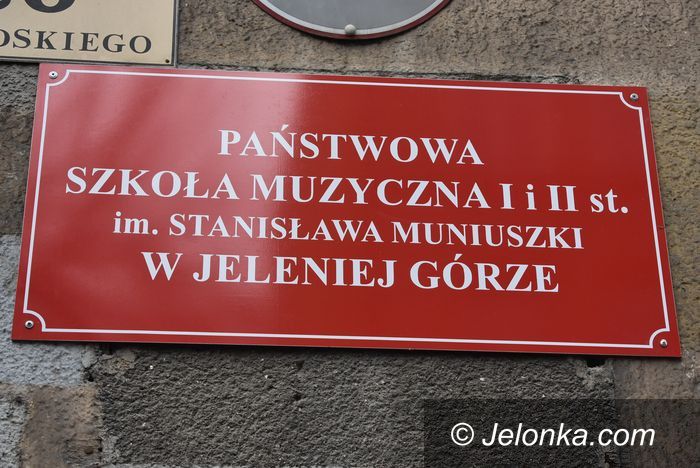 Jelenia Góra: Szyld z błędem na siedzibie szkoły muzycznej