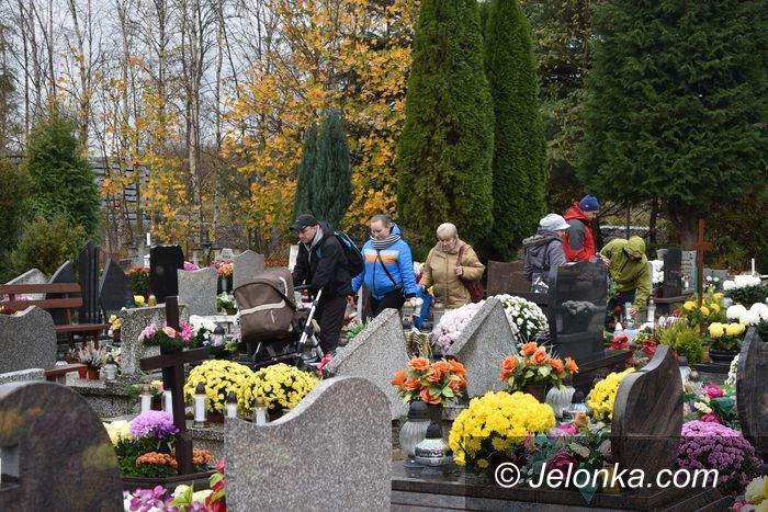 Jelenia Góra: Jeleniogórzanie odwiedzili groby bliskich