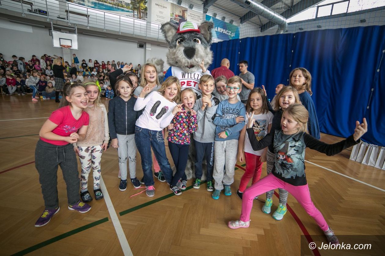 Karpacz: Spotkanie dzieci z oficjalną maskotką miasta