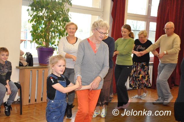 Jelenia Góra: Seniorzy z dziećmi w tanecznej podróży