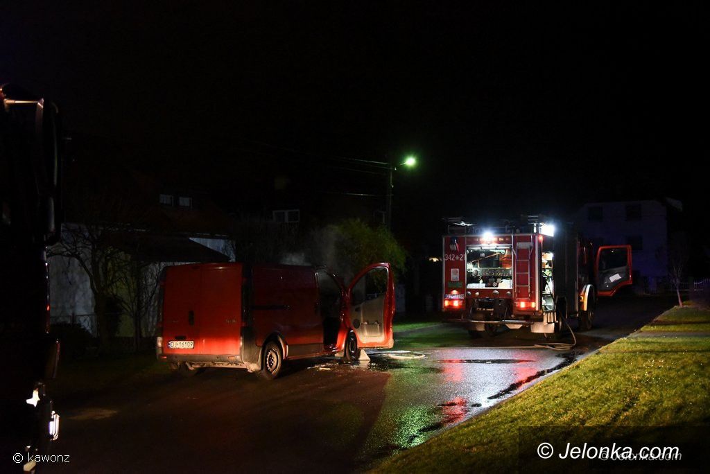 Jelenia Góra: Pożar samochodu dostawczego na Wiśniowej