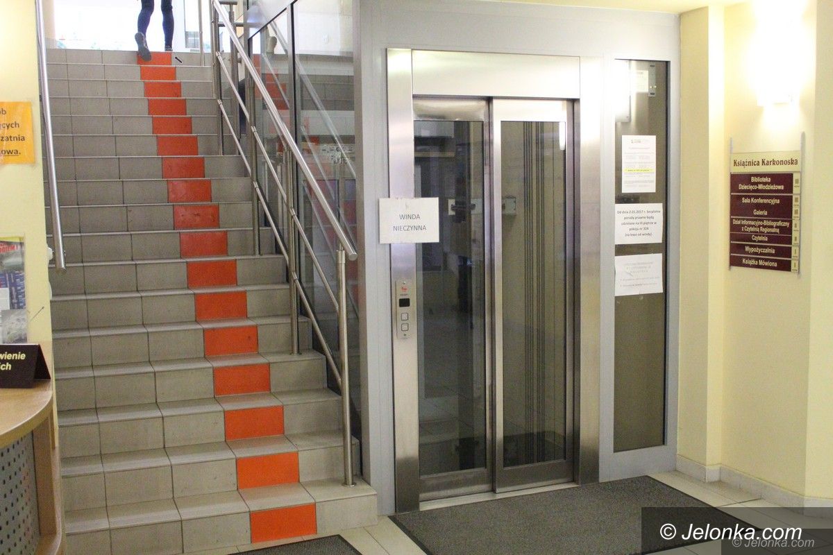 Jelenia Góra: Kiedy naprawią windę w Książnicy Karkonoskiej?