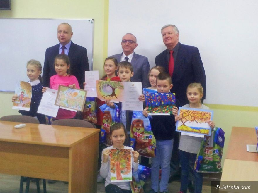 Jelenia Góra: Nagrodzono laureatów konkursu "Jesienny krajobraz"