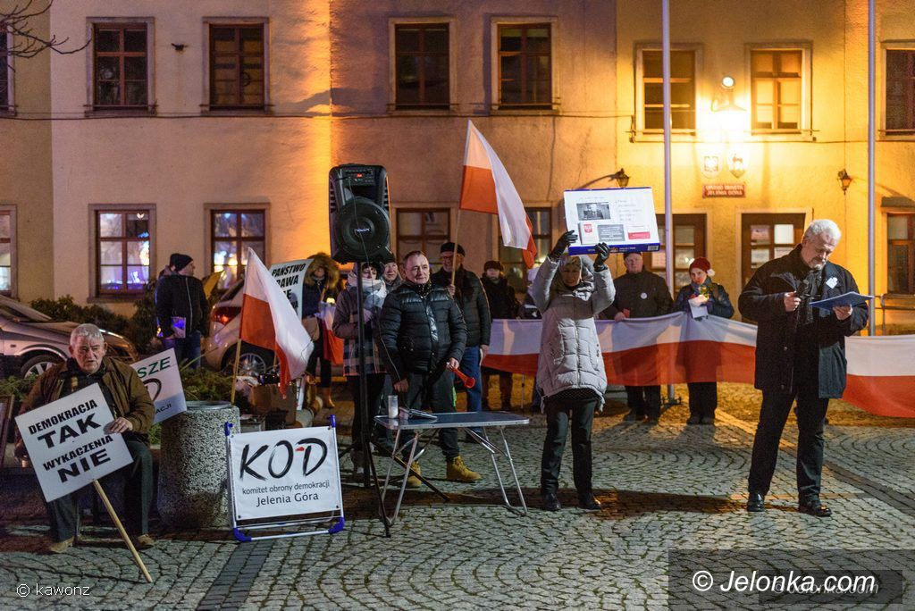 Jelenia Góra: KOD nie ustaje w protestach