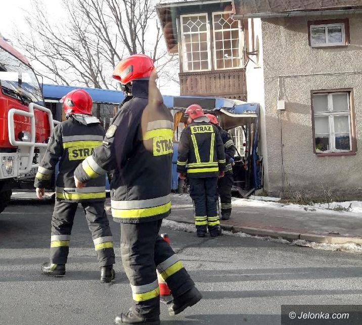 Karpacz: Autobus uderzył w dom w Karpaczu (aktualizacja)