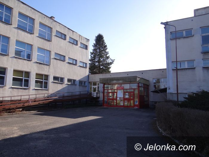 Region: Szkoła w Łomnicy przed termomodernizacją