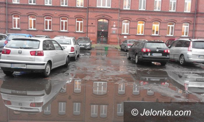 Jelenia Góra: Bajoro na parkingu przed siedzibą MOPS–u