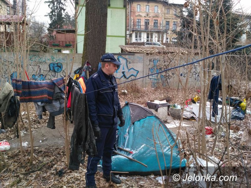 Jelenia Góra: Policjanci uratowali bezdomnemu życie