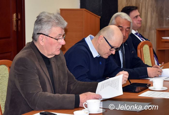 Powiat: Radni dyskutowali o podwyżkach w Starostwie