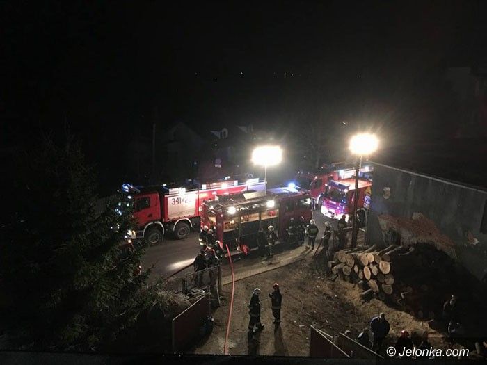 Podgórzyn: Nocny pożar budynku – 3 osoby w szpitalu
