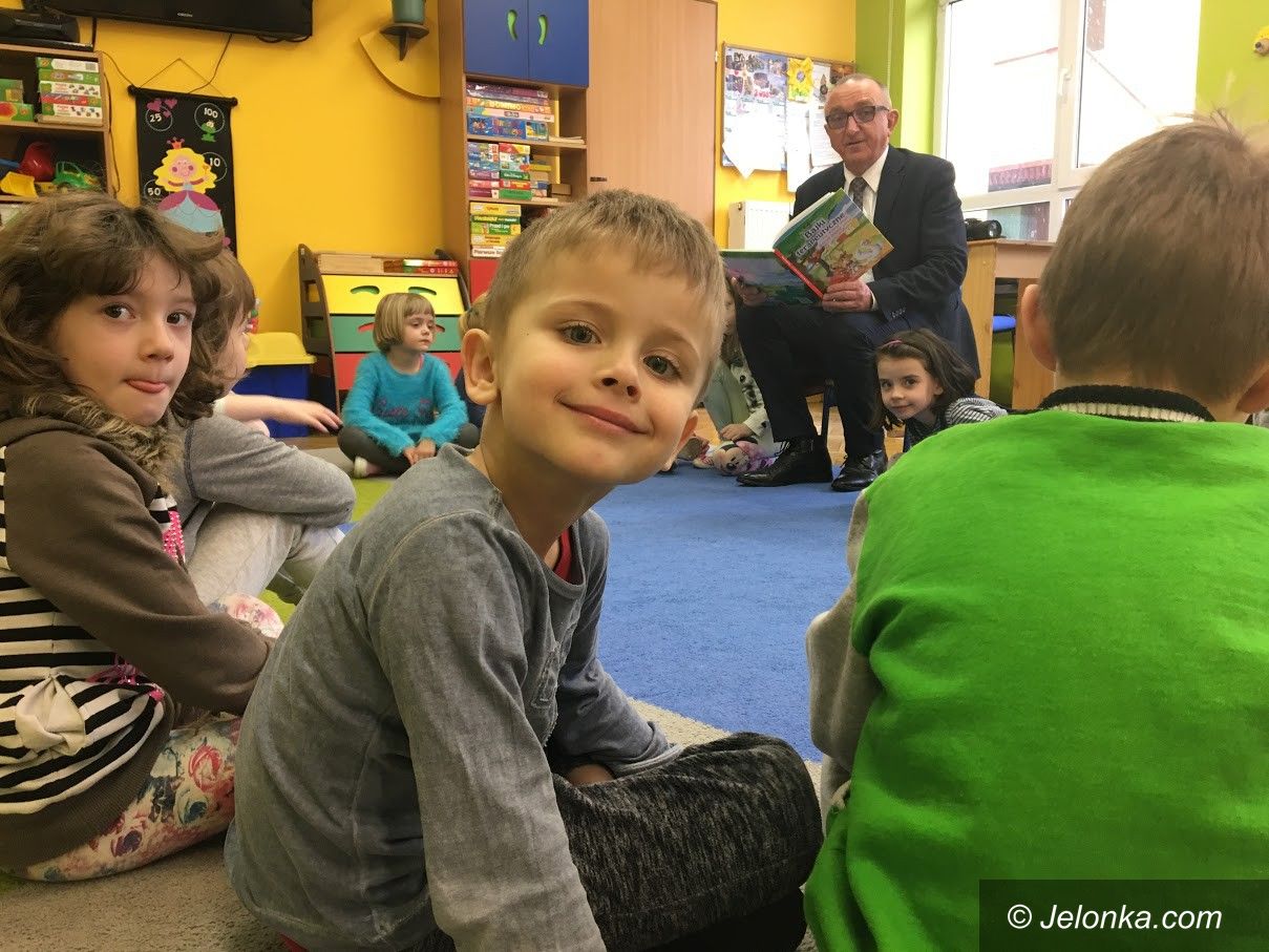 Jelenia Góra: Urzędnicy i radni czytają przedszkolakom
