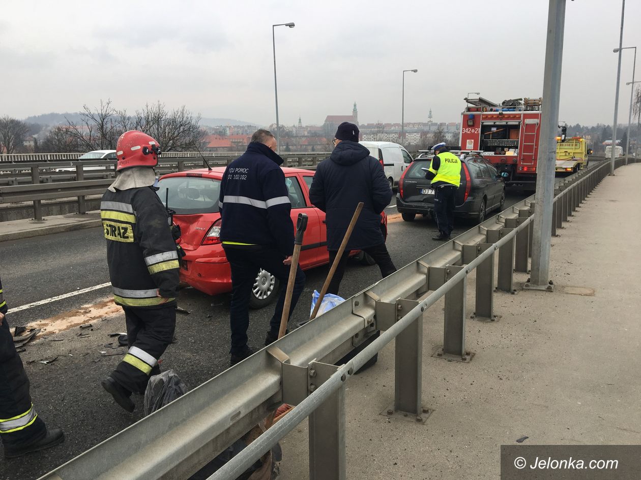 Jelenia Góra: Zderzenie trzech aut na estakadzie