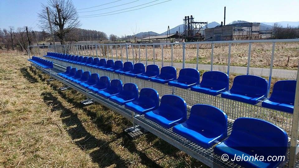 Region: Nowa trybuna przy boisku w Wojanowie