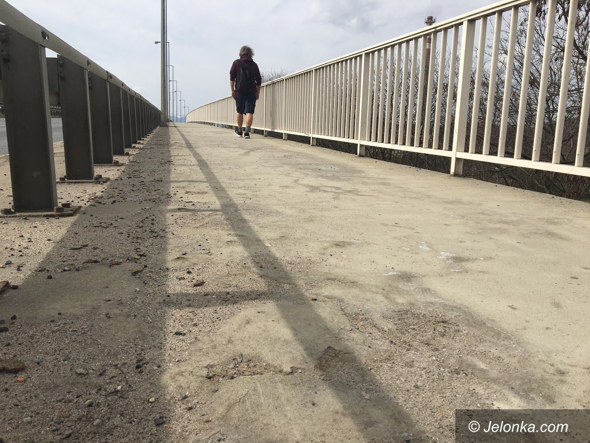 Jelenia Góra: Chodnik na wiadukcie do naprawy