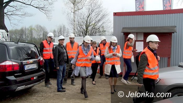 Podgórzyn: Łotewska delegacja na budowie szkoły w Podgórzynie