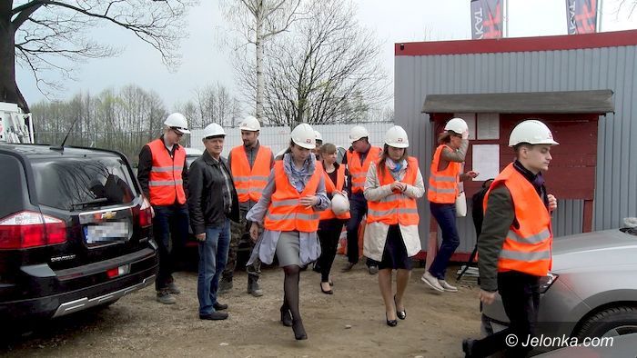 Podgórzyn: Łotewska delegacja na budowie szkoły w Podgórzynie