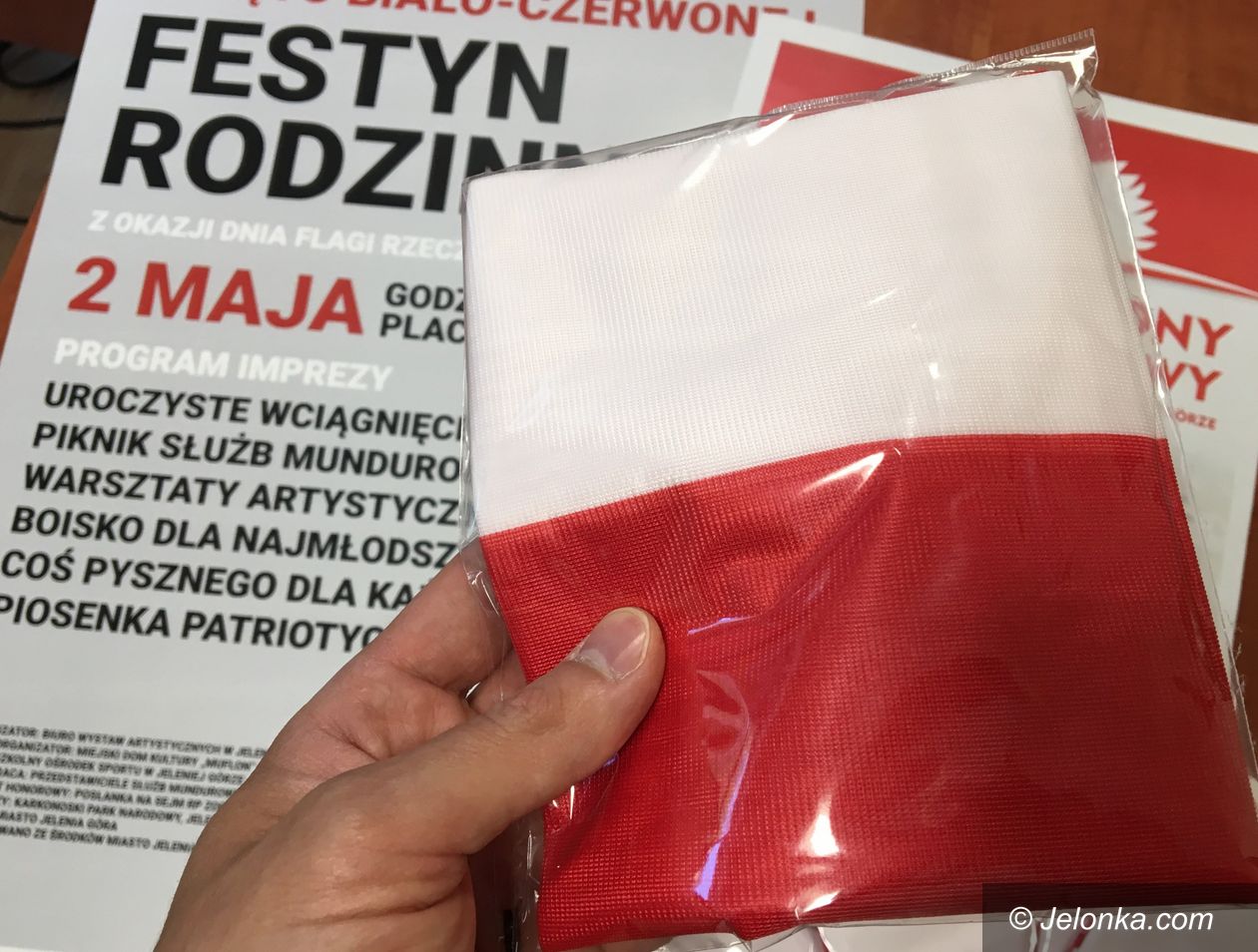 Jelenia Góra: Odbierz i wywieś biało–czerwoną flagę