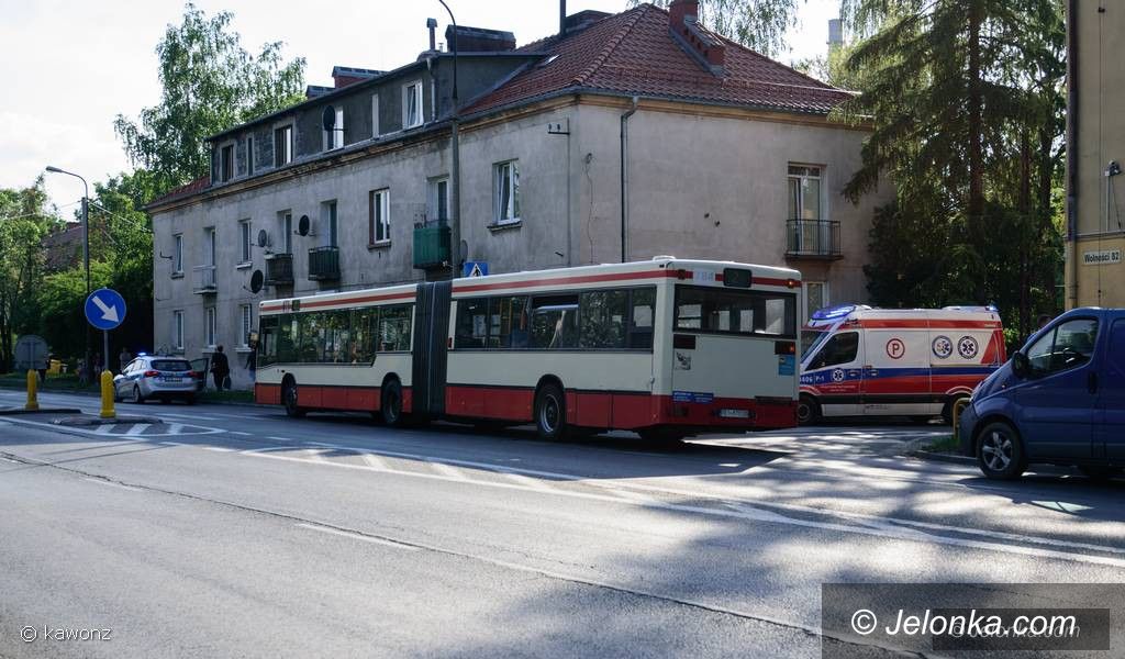Jelenia Góra: Autobus potrącił pieszego na pasach