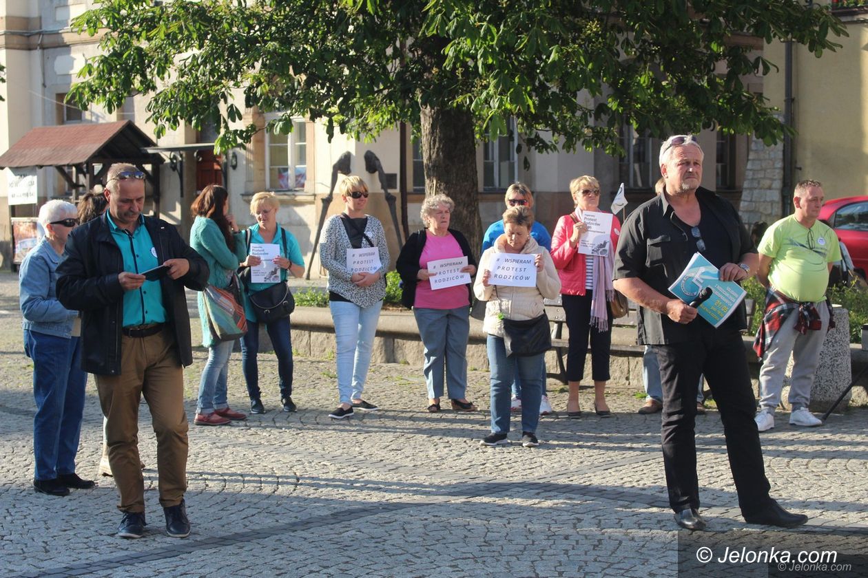 Jelenia Góra: Wspierają protest rodziców