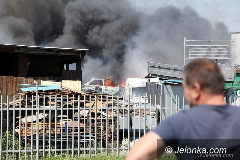 Jelenia Góra: Wielki pożar auto–szrotu