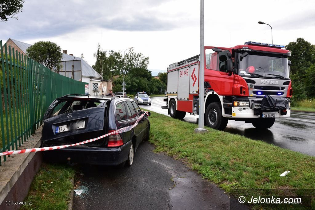 Jelenia Góra: Auto uderzyło w mur