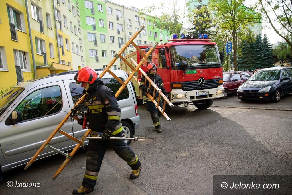 Jelenia Góra: Strażacy gasili w bloku płonący garnek