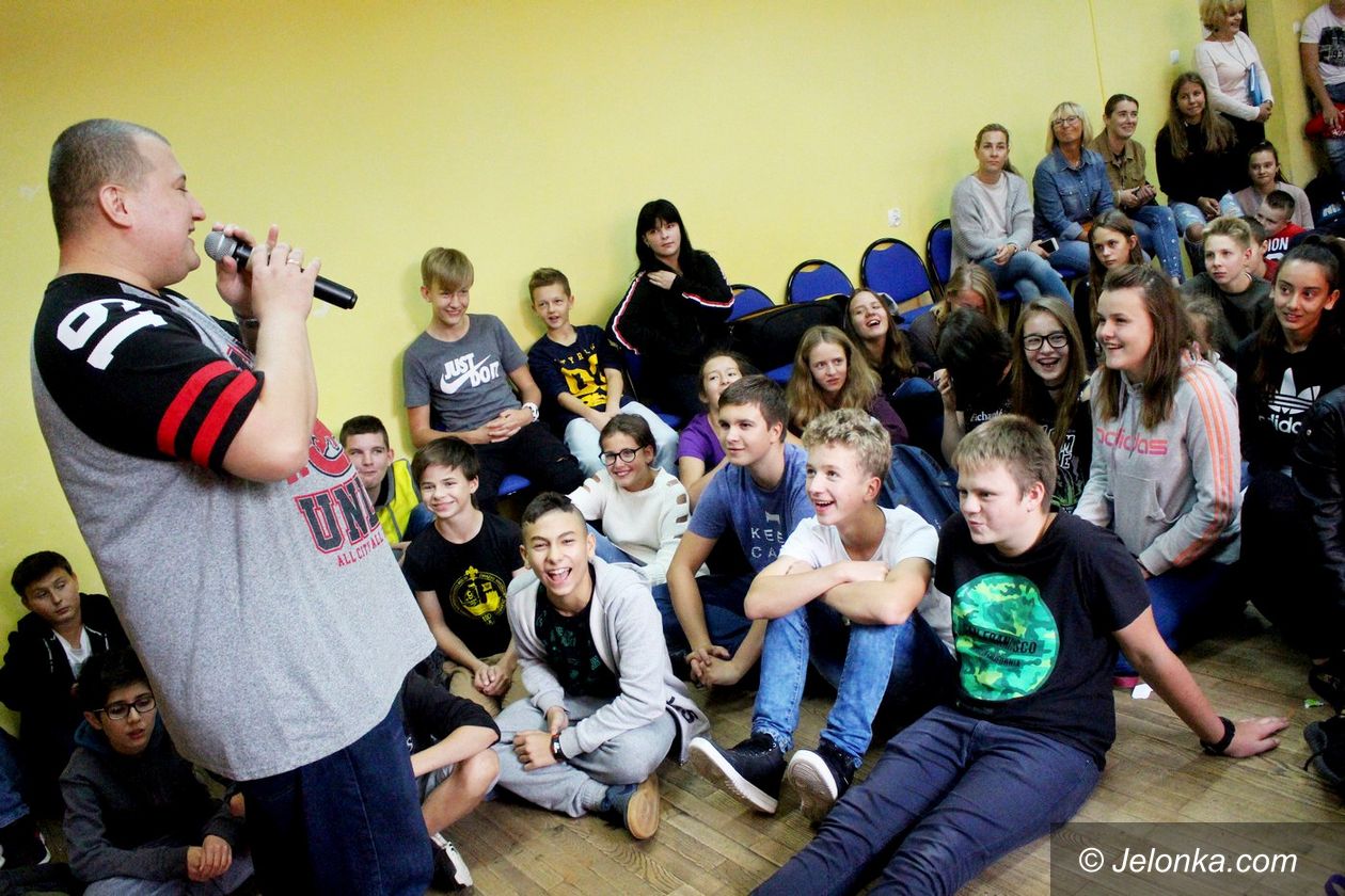 Jelenia Góra: Rymcerze w szkołach w słusznej sprawie