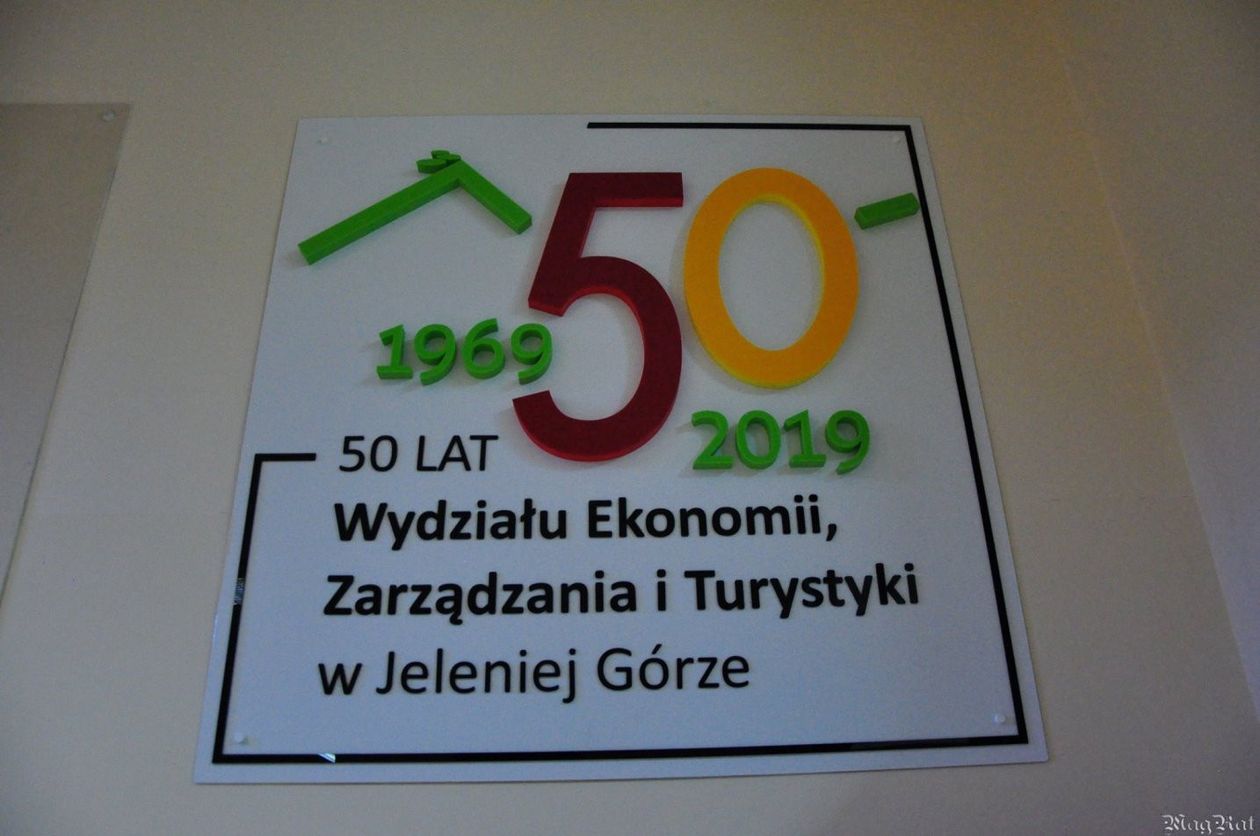 Jelenia Góra: Wystawy na 50. Jubileusz Wydziału Ekonomii, Zarządzania i Turystyki w Jeleniej Górze