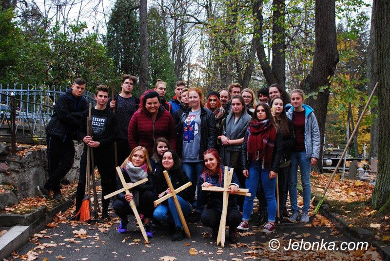 Jelenia Góra: Uczniowie z bursy posprzątali groby