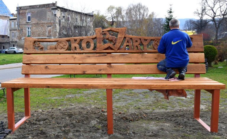 Kowary: Wyjątkowa ławka w centrum Kowar