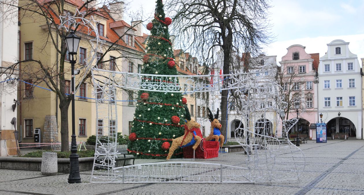 Jelenia Góra: Miasto przybiera świąteczną szatę