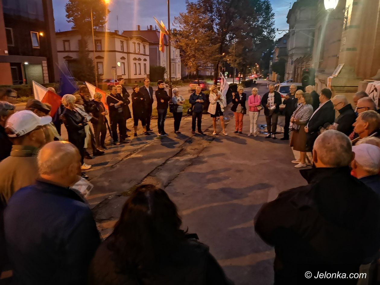 Jelenia Góra: Protest pod sądem