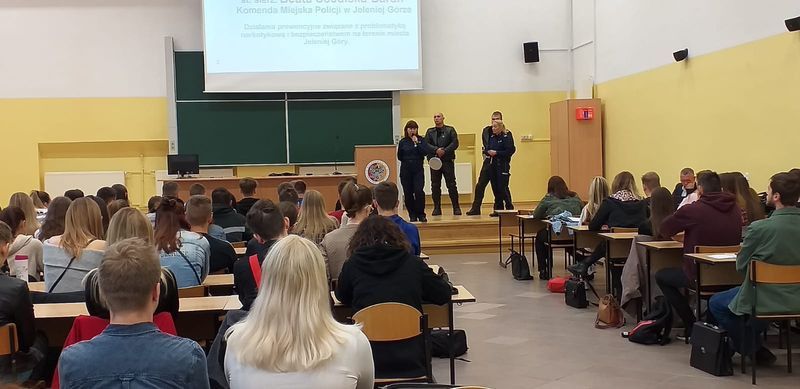 Jelenia Góra: Spotkanie ze studentami  o zagrożeniach