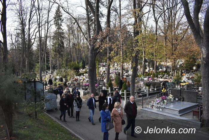 Jelenia Góra: Tłumy na cmentarzach