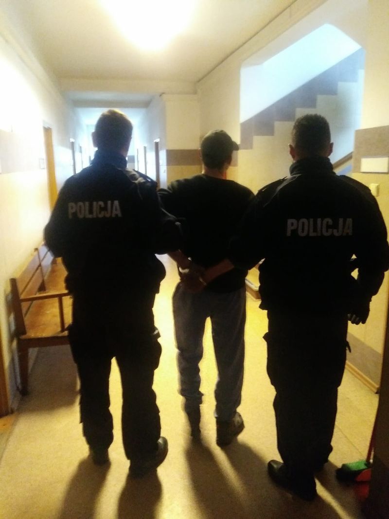 Jelenia Góra: Dzielnicowi zatrzymali poszukiwanego