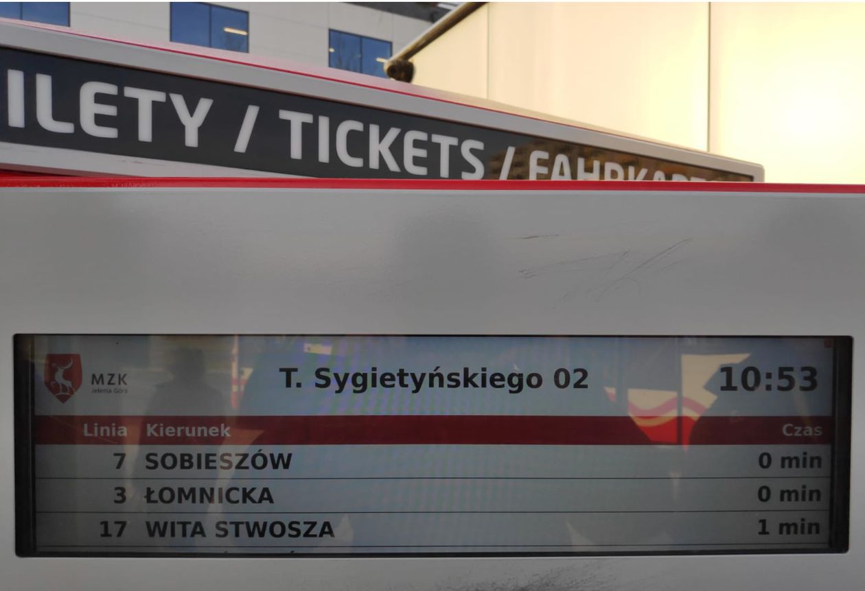 Jelenia Góra: MZK testuje informację pasażerską w… automacie do sprzedaży biletów