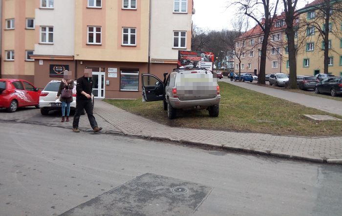 Jelenia Góra: Trawnik to nie parking (aktualizacja)