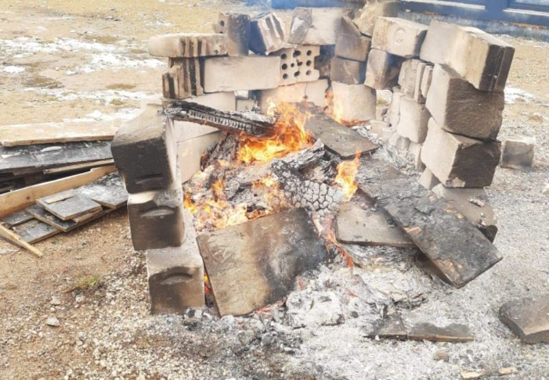 Jelenia Góra: Pracownicy budowy spalali odpady