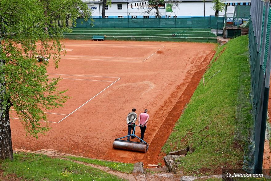 Jelenia Góra: Przygotowują korty tenisowe