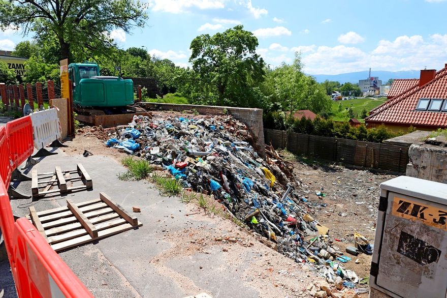 Jelenia Góra: Hałda odpadów na Obrońców Pokoju