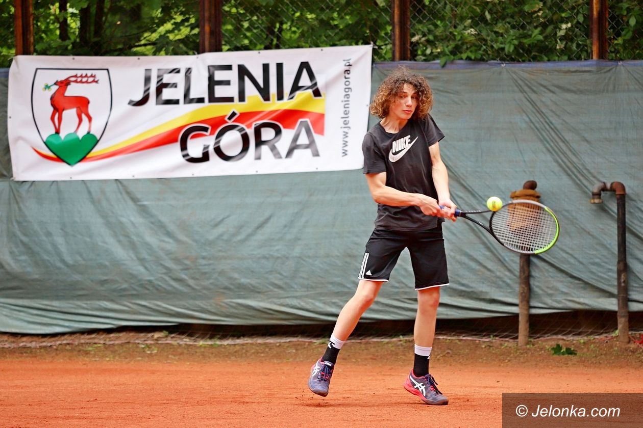 Jelenia Góra: Czołowi tenisiści sparowali na jeleniogórskich kortach