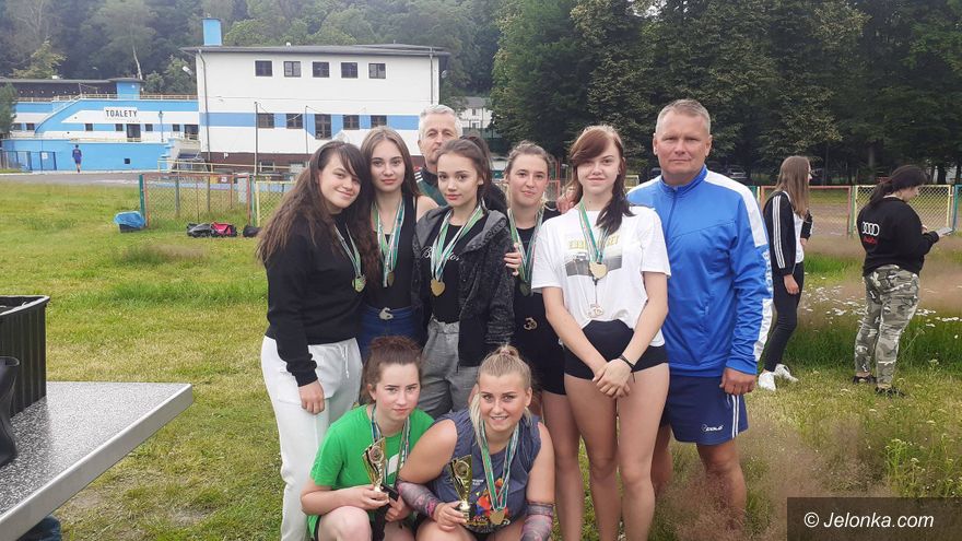 Jelenia Góra: Sięgnęli po medale w siatkówce plażowej