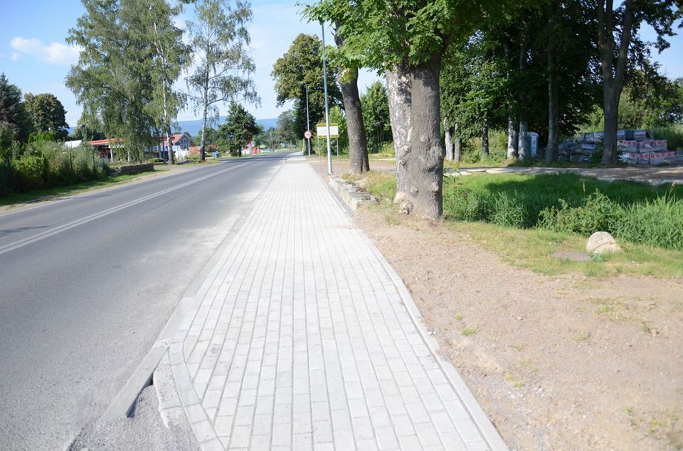 Mirsk: Trwają prace przy budowie chodnika w Mirsku