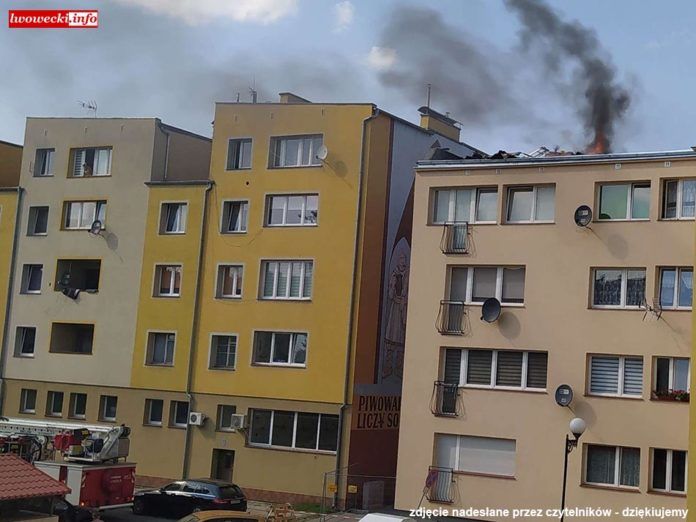 Lwówek Śląski: Palił się dach bloku