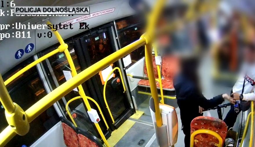 Jelenia Góra: Burza po interwencji w autobusie miejskim