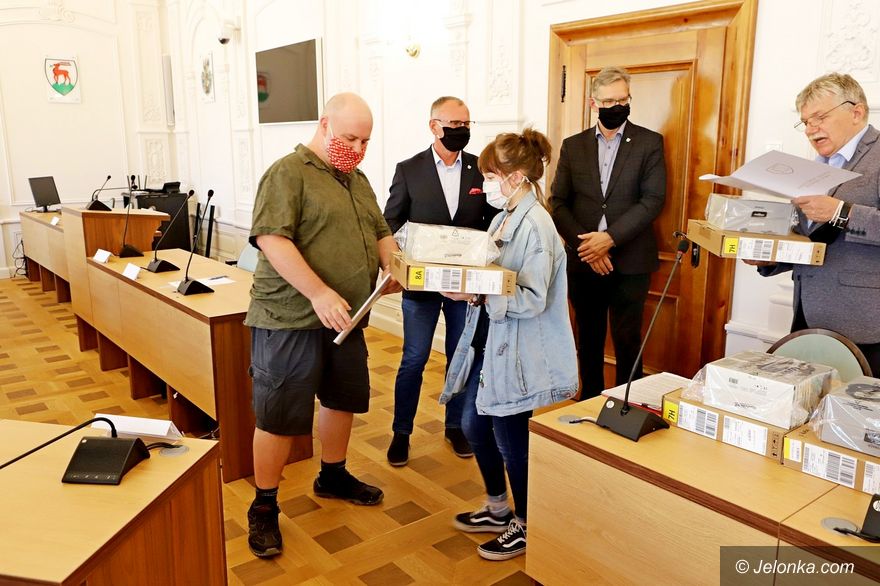 Jelenia Góra: Przekazali  laptopy dla rodzin zastępczych