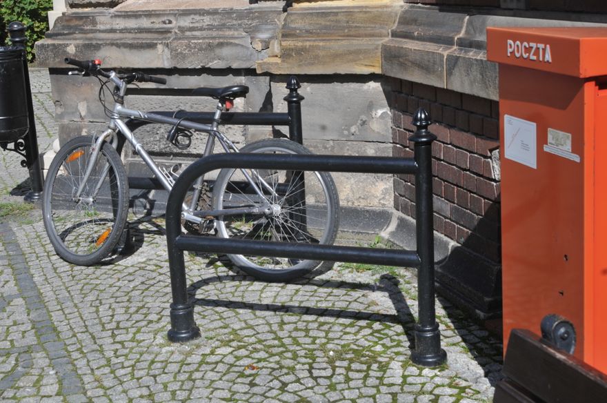 Jelenia Góra: Coraz więcej w mieście stojaków dla rowerów