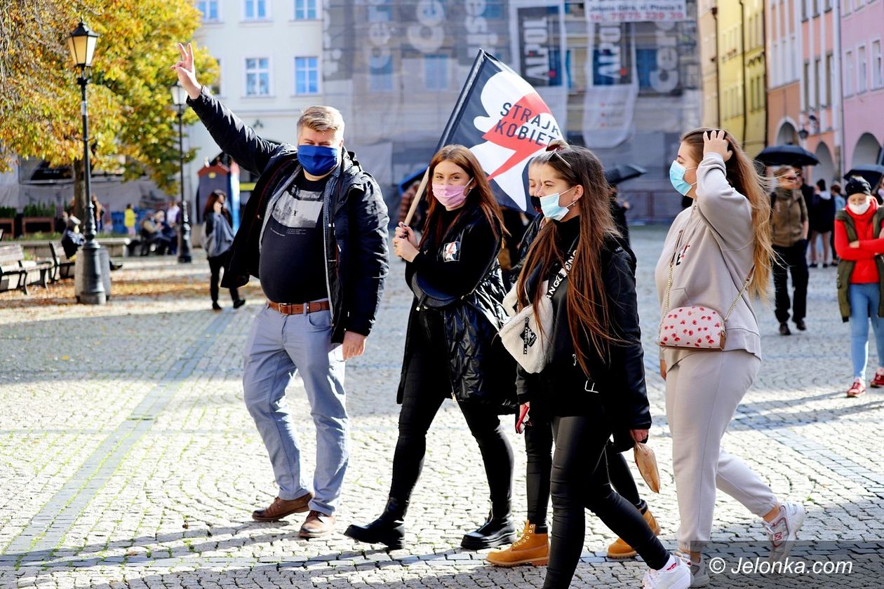 Jelenia Góra: Protest kobiet trwa